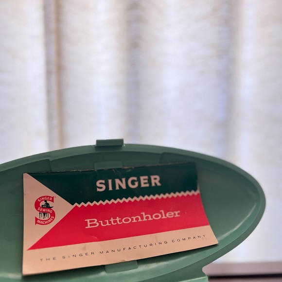 Vintage MCM Atomic Clamshell Singer Buttonholer set - Picture 5 of 6